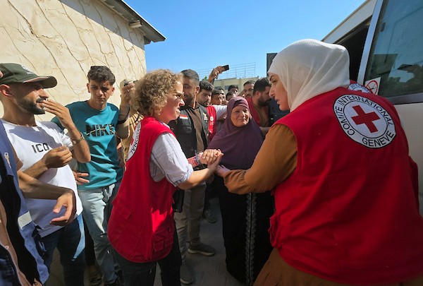 مرضى فلسطينيون ومرافقوهم لدى وصولهم إلى مجمع ناصر الطبي في خان يونس، جنوب قطاع غزة، في 10 أغسطس/آب 2026، بعد عودتهم من الضفة الغربية عبر معبر كرم أبو سالم إثر أشهر من تعذر الوصول إلى غزة بسبب الحرب وإغلاق المعابر. (صورة: طارق محمد)