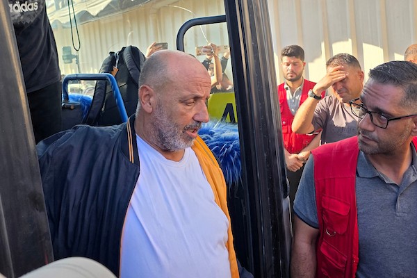 أسرى ومعتقلون فلسطينيون مفرج عنهم يصلون على متن حافلات تابعة للجنة الدولية للصليب الأحمر إلى مجمع ناصر الطبي في خان يونس، جنوب قطاع غزة، بعد نقلهم من معبر كرم أبو سالم، وسط تجمع أفراد من عائلاتهم لاستقبالهم.(تصوير: طارق محمد)