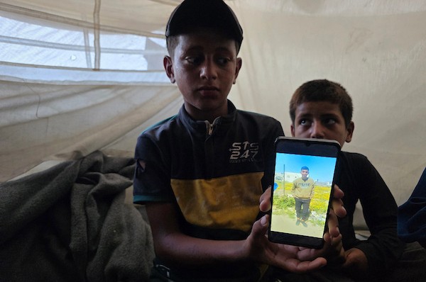 الفلسطينية سمية الرقب تحتضن صورة وملابس ابنها أحمد داخل خيمة للنازحين في خان يونس، جنوب قطاع غزة، في 30 أغسطس/آب 2026، بينما تواصل انتظار أي خبر عن مصيره في اليوم الدولي للمفقودين.