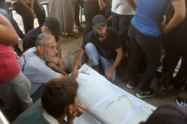 فلسطينيون يشاركون في جنازة ثلاثة شهداء داخل مستشفى الشفاء بمدينة غزة، بعد استشهادهم في غارة جوية إسرائيلية على مخيم جباليا شمال قطاع غزة، 26 أغسطس/آب 2026. تصوير: بلال أسامة.