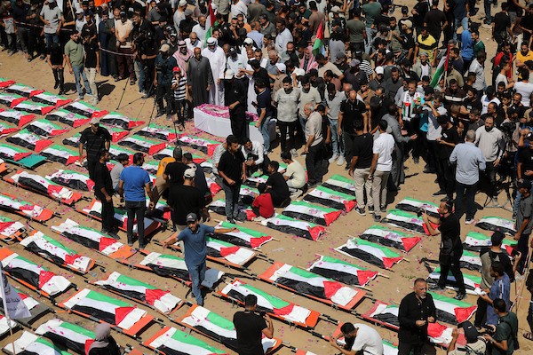 فلسطينيون يشيّعون في مدينة غزة، في 4 أغسطس/آب 2026، جثامين ورفات 112 شخصاً من عائلتي الحساينة وأبو شريعة، انتشلتها طواقم الدفاع المدني من تحت أنقاض منازلهم في حي الصبرة، بعد بقائها مدفونة منذ غارة إسرائيلية استهدفت المنطقة في نوفمبر/تشرين الثاني 2023.