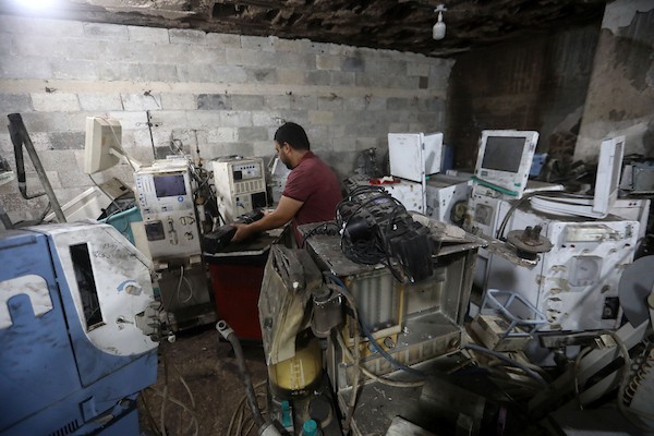 مهندسون يحاولون إصلاح أجهزة طبية تضررت جراء القصف والدمار في مستشفى الشفاء بمدينة غزة، في 16 آب/أغسطس 2026. (صورة: بلال أسامة)
