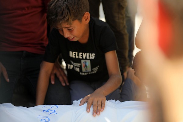 ودّع المشيّعون جثامين سبعة فلسطينيين قُتلوا في غارة جوية إسرائيلية على مقهى في ميناء غزة في اليوم السابق، وذلك خلال جنازتهم في مستشفى الشفاء بمدينة غزة، في 19 أغسطس/آب 2026.