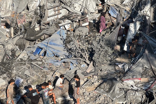 الدمار الذي خلفته غارة إسرائيلية استهدفت منازل السكان وخيام النزوح ومستودعًا للمساعدات الغذائية في دير البلح، وسط قطاع غزة، في 25 أغسطس/آب 2026.(صورة: أحمد إبراهيم)