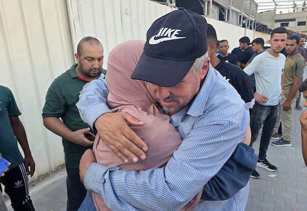 وصل أسرى فلسطينيون مُفرج عنهم من السجون الإسرائيلية إلى مجمع ناصر الطبي في خان يونس، جنوب قطاع غزة، في 16 أغسطس/آب 2026. (صورة: طارق محمد)