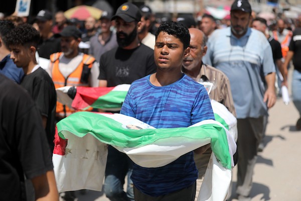فلسطينيون يشاركون في تشييع رفات 50 شخصًا انتُشلوا من تحت أنقاض مبانٍ مدمرة في مدينة غزة، 20 آب/أغسطس 2026. (تصوير: بلال أسامة)