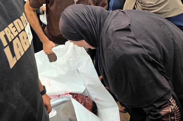 شُيّع جثمانا ياسر أبو الخير ومحمد نصر الدين في مجمع ناصر الطبي، بعد استشهادهما في غارة إسرائيلية غرب خان يونس، في 30 أغسطس/آب 2026. (صورة: طارق محمد)