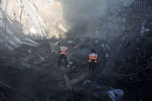 فلسطينيون يتجمعون قرب محطة لتحلية المياه استهدفتها غارة إسرائيلية في حي الشيخ رضوان بمدينة غزة، في 24 أغسطس/آب 2026.صورة: محمد صالحة