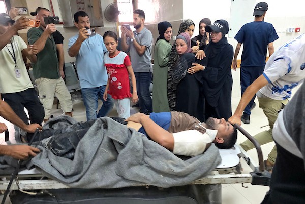 نقل جرحى، بينهم أطفال، إلى مجمع ناصر الطبي في خان يونس، جنوب قطاع غزة، في 23 أغسطس/آب 2026. (صورة: طارق محمد)