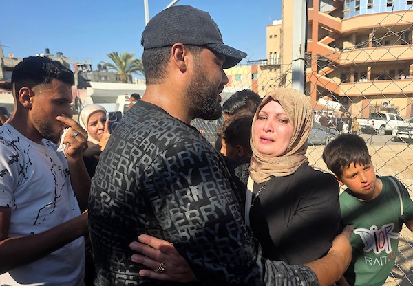 مرضى فلسطينيون ومرافقوهم لدى وصولهم إلى مجمع ناصر الطبي في خان يونس، جنوب قطاع غزة، في 10 أغسطس/آب 2026، بعد عودتهم من الضفة الغربية عبر معبر كرم أبو سالم إثر أشهر من تعذر الوصول إلى غزة بسبب الحرب وإغلاق المعابر. (صورة: طارق محمد)