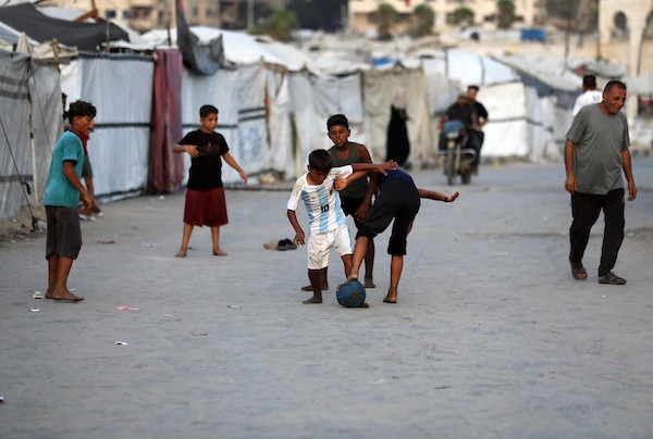 فلسطينيون نازحون يحاولون مواصلة حياتهم اليومية داخل خيام متداعية ومكتظة على شاطئ مدينة غزة، وسط ظروف إنسانية قاسية فرضها النزوح المطول والحرب، 7 أغسطس/آب 2026. تصوير: بلال أسامة