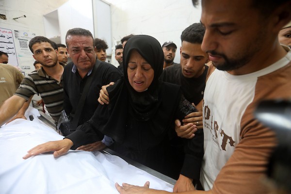دّع المشيّعون جثماني عمر السراج وعاصم أبو عبده، اللذين استشهدا في غارة جوية إسرائيلية قرب الحديقة العامة في مدينة غزة في 31 أغسطس/آب 2026. (صورة: بلال أسامة)