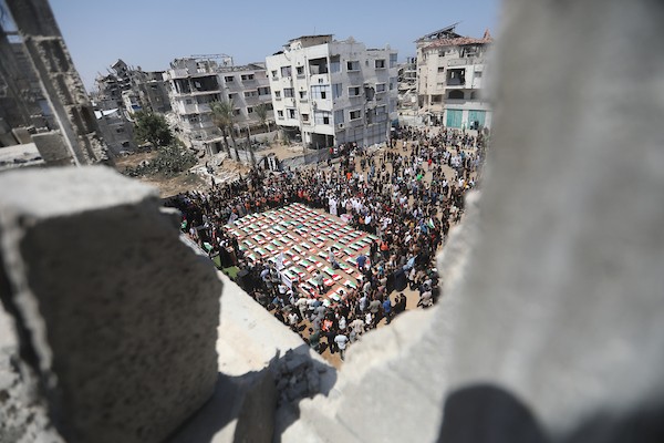 فلسطينيون يشيّعون في مدينة غزة، في 4 أغسطس/آب 2026، جثامين ورفات 112 شخصاً من عائلتي الحساينة وأبو شريعة، انتشلتها طواقم الدفاع المدني من تحت أنقاض منازلهم في حي الصبرة، بعد بقائها مدفونة منذ غارة إسرائيلية استهدفت المنطقة في نوفمبر/تشرين الثاني 2023.