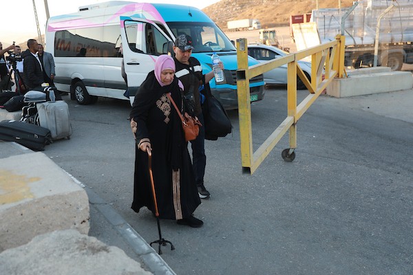 فلسطينيون من قطاع غزة، بينهم مرضى ومرافقون وعمال كانوا يعملون في إسرائيل، ينتظرون عند حاجز ترقوميا غرب الخليل في الضفة الغربية، في 24 أغسطس/آب 2026 .صورة: مأمون وزواز