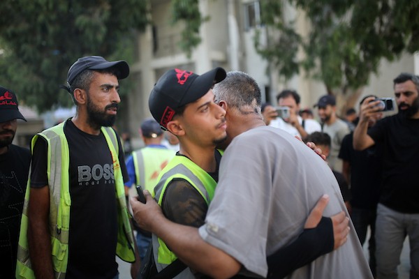 فلسطينيون يشاركون في تشييع عامل التوصيل رائد عادل محمد عليان (24 عامًا)، الذي استشهد في غارة جوية إسرائيلية، 29 أغسطس/آب 2026.تصوير: محمد صالحة
