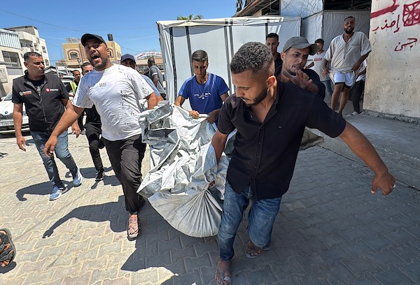 فلسطينيون يودّعون جثماني الطفل تيم حمدان (3 أعوام) والشاب حسام نصير في مستشفى شهداء الأقصى، عقب قصف إسرائيلي على دير البلح وسط قطاع غزة، 30 أغسطس/آب 2026. (تصوير: أحمد إبراهيم)