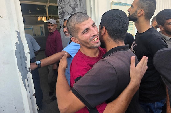 وصل أسرى فلسطينيون مُفرج عنهم من السجون الإسرائيلية إلى مستشفى ناصر في خان يونس، جنوب قطاع غزة، عبر معبر كرم أبو سالم، برفقة اللجنة الدولية للصليب الأحمر، لإجراء فحوصات طبية في 30 أغسطس/آب 2026. (صورة: طارق محمد)