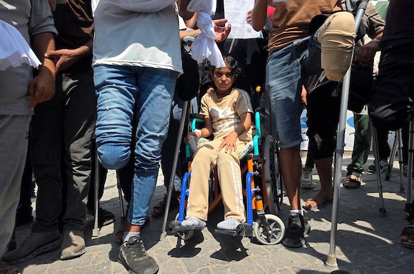 مرضى وجرحى فلسطينيون يشاركون في اعتصام مفتوح داخل مجمع ناصر الطبي في خان يونس، جنوب قطاع غزة، في 16 آب/أغسطس 2026، مطالبين بفتح المعابر والسماح لهم بالسفر لتلقي العلاج خارج القطاع.(صورة: طارق محمد)