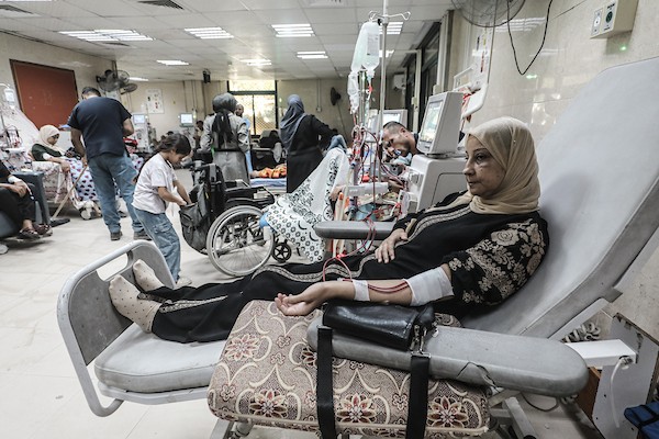 مرضى فلسطينيون يخضعون لجلسات غسيل الكلى في مستشفى شهداء الأقصى بدير البلح، في 5 أغسطس/آب 2026، وسط نقص حاد في الأدوية والمستلزمات الطبية عقب استهداف مستودع للإمدادات العلاجية. (تصوير: معز صالحي)