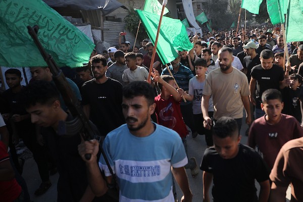 فلسطينيون يشاركون في جنازة صبحي سامي شحتوت، 30 عامًا، من سكان مخيم النصيرات، بعد استشهاده في غارة إسرائيلية أثناء قيادته دراجة نارية، 19 أغسطس/آب 2026.صورة: حسن الجدي