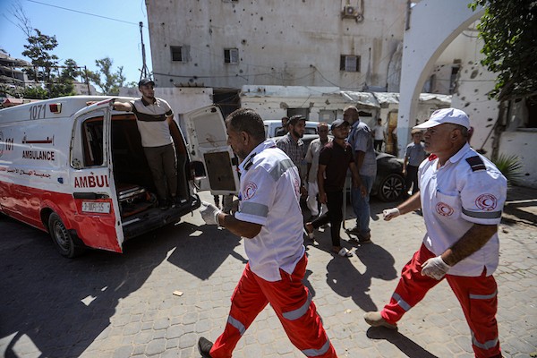 انتشل مسعفون ومتطوعون جثامين شهداء وجرحى من موقع غارة إسرائيلية استهدفت مقرًا للشرطة البلدية وسط غزة، 19 أغسطس/آب 2026،(صورة: بلال أسامة)