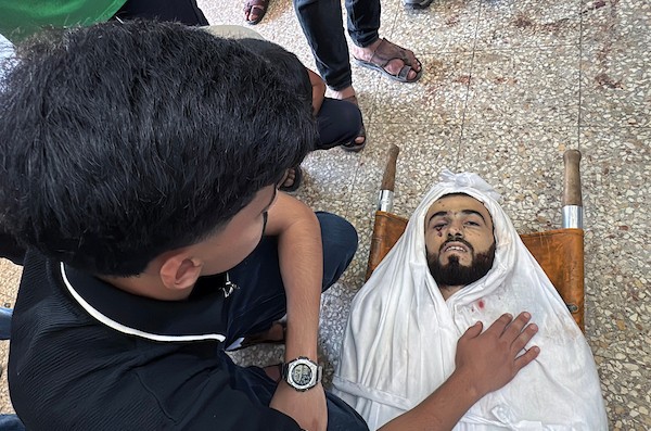 ودّاع الفلسطينيون جثمان محمد أبو أسد بعد استشهاده في غارة إسرائيلية استهدفت خيمة تأوي نازحين قرب مستشفى شهداء الأقصى في دير البلح، وسط قطاع غزة، في 24 أغسطس/آب 2026.(صورة: أحمد إبراهيم)