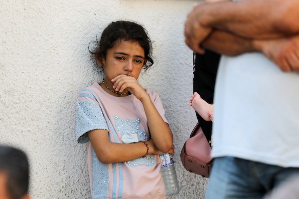 فلسطينيون يشاركون في جنازة ثلاثة شهداء داخل مستشفى الشفاء بمدينة غزة، بعد استشهادهم في غارة جوية إسرائيلية على مخيم جباليا شمال قطاع غزة، 26 أغسطس/آب 2026. تصوير: بلال أسامة.