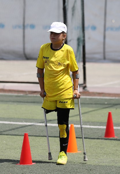 أطفال فلسطينيون فقدوا أطرافاً خلال الحرب يشاركون في تدريب لكرة القدم تنظمه أكاديمية «هيل» للمبتورين، في مساحة تجمع الرياضة والدعم النفسي ومحاولة استعادة جانب من طفولتهم، مدينة غزة، 8 أغسطس/آب 2026. (تصوير: بلال أسامة)