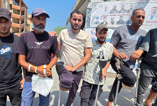 مرضى وجرحى فلسطينيون يشاركون في وقفة أمام مجمع ناصر الطبي في خان يونس، جنوب قطاع غزة، في 9 أغسطس/آب 2026، مطالبين بفتح المعابر والسماح لهم بمغادرة القطاع لاستكمال العلاج، في ظل تراجع أعداد المسافرين وتراكم طلبات الإحالة الطبية. (تصوير: طارق محمد)