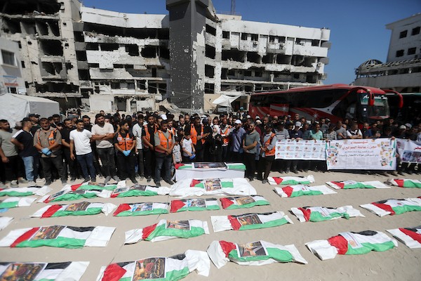 فلسطينيون يشاركون في تشييع رفات 50 شخصًا انتُشلوا من تحت أنقاض مبانٍ مدمرة في مدينة غزة، 20 آب/أغسطس 2026. (تصوير: بلال أسامة)