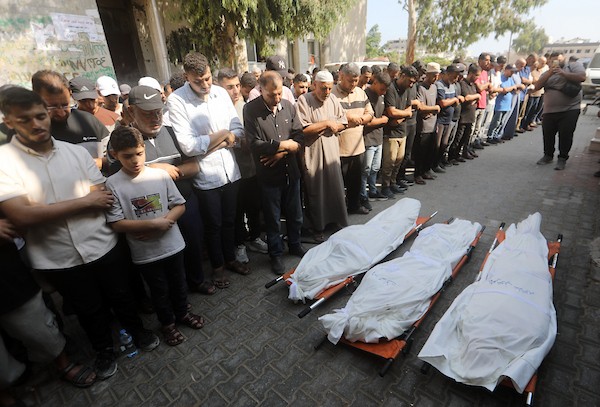 فلسطينيون يشاركون في جنازة ثلاثة شهداء داخل مستشفى الشفاء بمدينة غزة، بعد استشهادهم في غارة جوية إسرائيلية على مخيم جباليا شمال قطاع غزة، 26 أغسطس/آب 2026. تصوير: بلال أسامة.