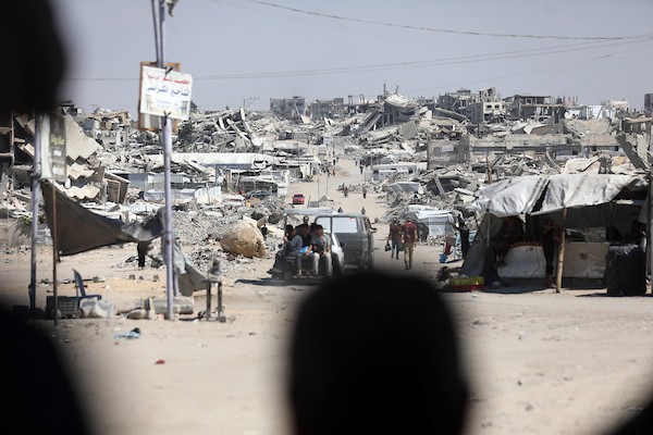 يحاول الفلسطينيون النازحون مواصلة حياتهم اليومية في بيت لاهيا، شمال قطاع غزة، في 24 أغسطس/آب 2026، وسط دمار واسع النطاق خلفته الحرب. صورة: بلال أسامة