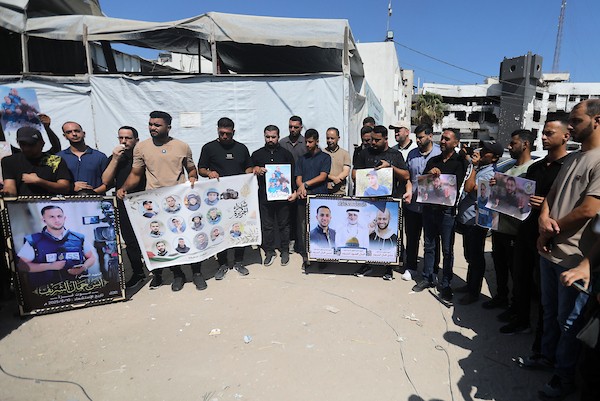 صحفيون فلسطينيون خلال وقفة أمام مستشفى الشفاء بمدينة غزة، في الذكرى الأولى لمقتل ستة من زملائهم، 10 أغسطس/آب 2026. تصوير: بلال أسامة.