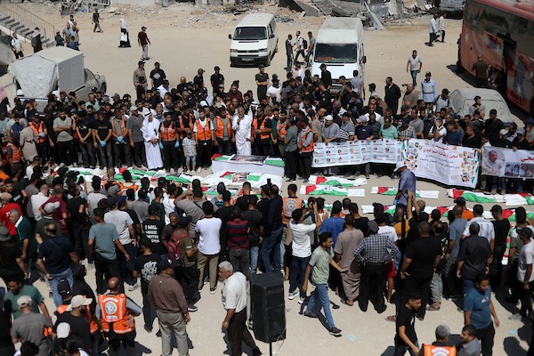 فلسطينيون يشاركون في تشييع رفات 50 شخصًا انتُشلوا من تحت أنقاض مبانٍ مدمرة في مدينة غزة، 20 آب/أغسطس 2026. (تصوير: بلال أسامة)