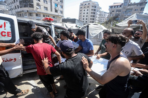 انتشل مسعفون ومتطوعون جثامين شهداء وجرحى من موقع غارة إسرائيلية استهدفت مقرًا للشرطة البلدية وسط غزة، 19 أغسطس/آب 2026،(صورة: بلال أسامة)