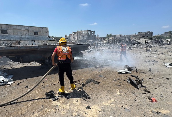 تجمّع فلسطينيون في موقع غارة إسرائيلية استهدفت بركسا قرب مفترق المغازي وسط قطاع غزة، في 23 أغسطس/آب 2026،(صورة: أحمد إبراهيم)