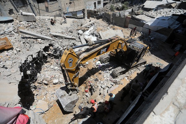 في 23 أغسطس/آب 2026، عمل عناصر الدفاع المدني الفلسطيني على انتشال جثث من تحت أنقاض منزل عائلة أبو شمالة في حي الزيتون، شرق مدينة غزة، (صورة: بلال أسامة)