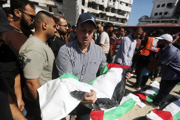 فلسطينيون يشاركون في تشييع رفات 50 شخصًا انتُشلوا من تحت أنقاض مبانٍ مدمرة في مدينة غزة، 20 آب/أغسطس 2026. (تصوير: بلال أسامة)