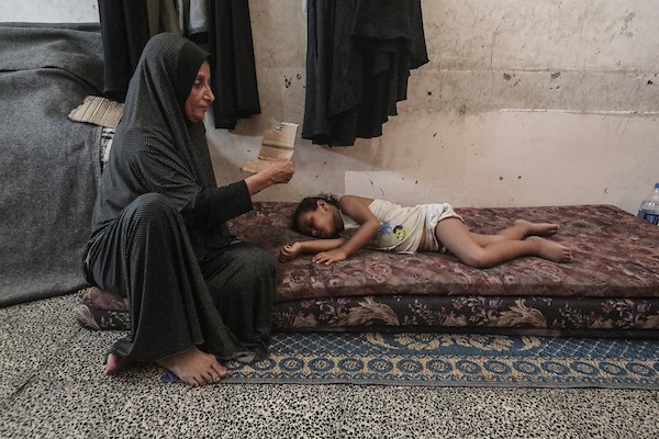 فلسطينيون نازحون داخل ملاجئ تابعة لـ«الأونروا» في مخيم النصيرات، وسط قطاع غزة، في 7 أغسطس/آب 2026، في ظل ارتفاع درجات الحرارة ونقص التهوية والكهرباء والمياه. تصوير: معز صالحي