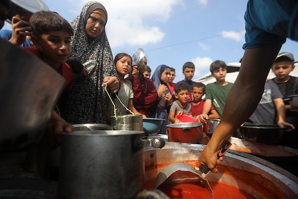في 22 أغسطس/آب 2026، تلقى فلسطينيون وجبات طعام مطبوخة مجانية في مخيم للنازحين بمنطقة جباليا شمال قطاع غزة. (صورة: بلال أسامة)