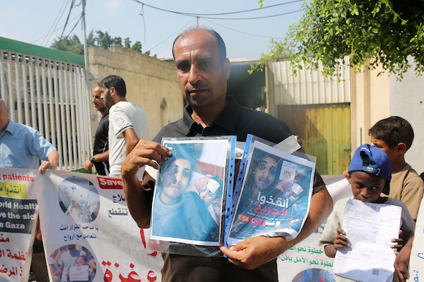 مرضى وجرحى فلسطينيون يشاركون في اعتصام مفتوح داخل مجمع ناصر الطبي في خان يونس، جنوب قطاع غزة، في 16 آب/أغسطس 2026، مطالبين بفتح المعابر والسماح لهم بالسفر لتلقي العلاج خارج القطاع.(صورة: طارق محمد)