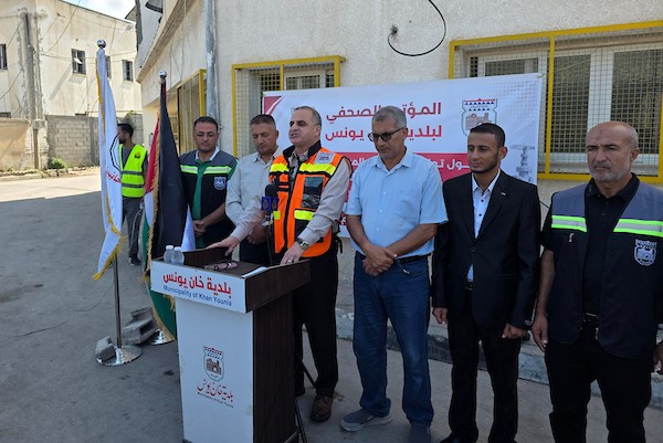 رئيس بلدية خان يونس علاء الدين البطة خلال مؤتمر لاتحاد بلديات غزة للتحذير من أزمة المياه والصرف الصحي. تصوير: طارق محمد