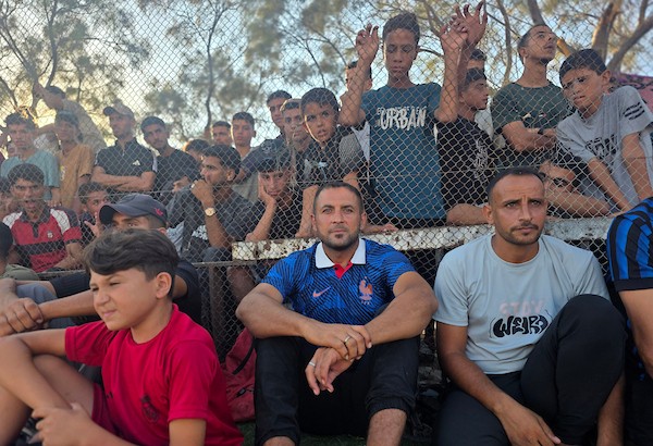 لاعبون فلسطينيون يشاركون في مباراة ودية داخل مخيمات النزوح بمنطقة المواصي في خان يونس، جنوب قطاع غزة، 20 آب/أغسطس 2026.(تصوير: طارق محمد)