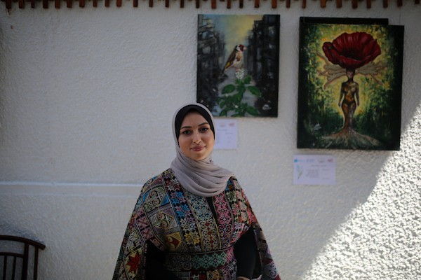 حضر فلسطينيون معرض ريشة السلام الذي ضمّ أعمالاً فنية ورسومات لشابات من مدينة غزة، وذلك في 30 أغسطس/آب 2026. تصوير: محمد صالحة