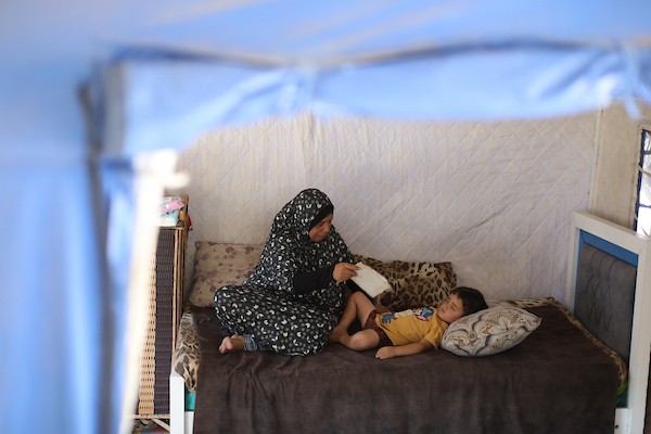 تعيش عائلات فلسطينية نازحة في خيام بمخيم النصيرات للاجئين وسط قطاع غزة، في 13 أغسطس/آب 2026. (صورة: حسن الجدي)
