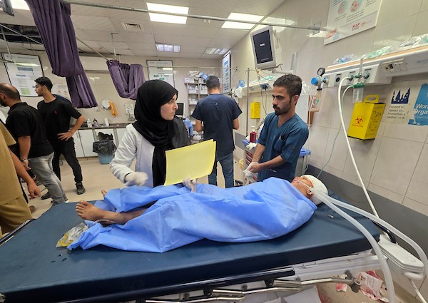 الطفل محمد أمير شعث يتلقى العلاج في مجمع ناصر الطبي بعد إصابته بجروح خطيرة في الرأس والقدم أثناء عودته إلى منزل عائلته في خان يونس، جنوب قطاع غزة.(صورة: طارق محمد)