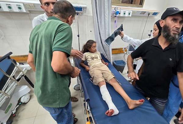 نقل مسعفون جثمان فلسطيني وعدداً من الجرحى، بينهم أطفال، إلى مجمع ناصر الطبي في خان يونس، جنوب قطاع غزة، في 25 أغسطس/آب 2026.(صورة: طارق محمد)