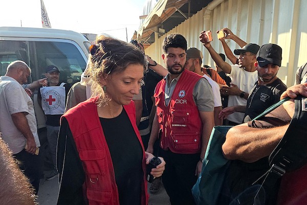 أسرى ومعتقلون فلسطينيون مفرج عنهم يصلون على متن حافلات تابعة للجنة الدولية للصليب الأحمر إلى مجمع ناصر الطبي في خان يونس، جنوب قطاع غزة، بعد نقلهم من معبر كرم أبو سالم، وسط تجمع أفراد من عائلاتهم لاستقبالهم.(تصوير: طارق محمد)