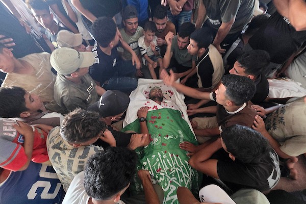 فلسطينيون يحضرون جنازة ثلاثة أشخاص في خان يونس، جنوب قطاع غزة، في 25 أغسطس/آب 2026. توفي اثنان منهم متأثرين بجراح أصيبا بها في غارات إسرائيلية سابقة، بينما استشهد الثالث في غارة إسرائيلية مساء اليوم السابق. تصوير: طارق محمد