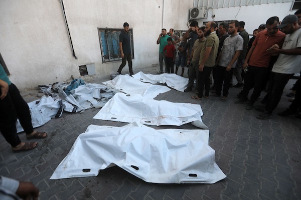 فلسطينيون يشيعون جثامين ستة أشخاص بينهم طفل في مستشفى الشفاء بمدينة غزة، في 18 أغسطس/آب 2026. تصوير: بلال أسامة